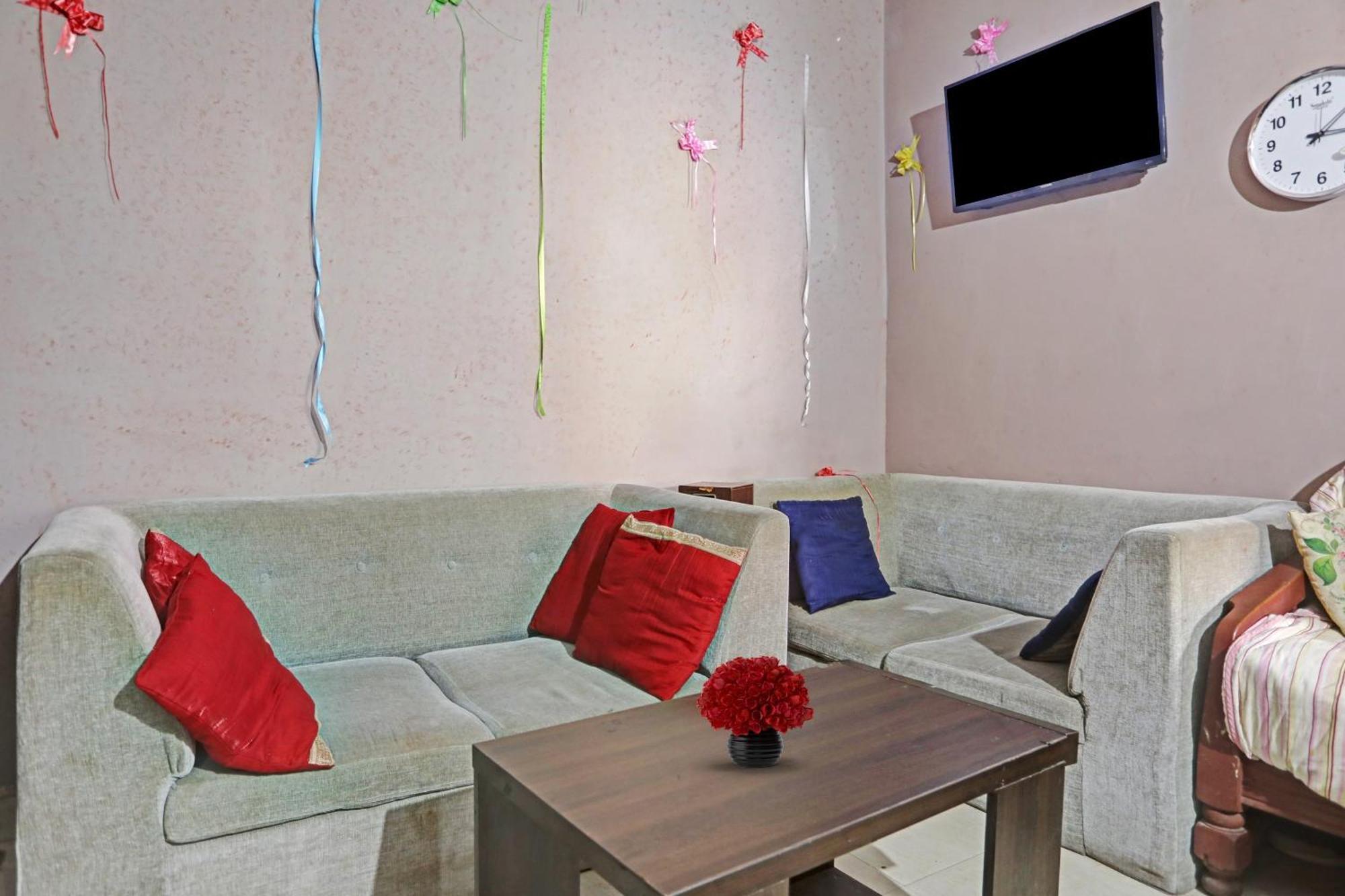 Collection O Mayank Guest House Near Iskcon Temple Noida Kālkāji Devi 외부 사진