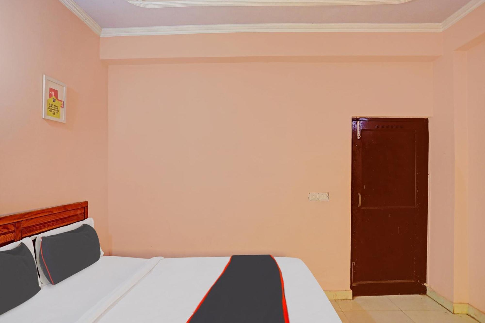 Collection O Mayank Guest House Near Iskcon Temple Noida Kālkāji Devi 외부 사진