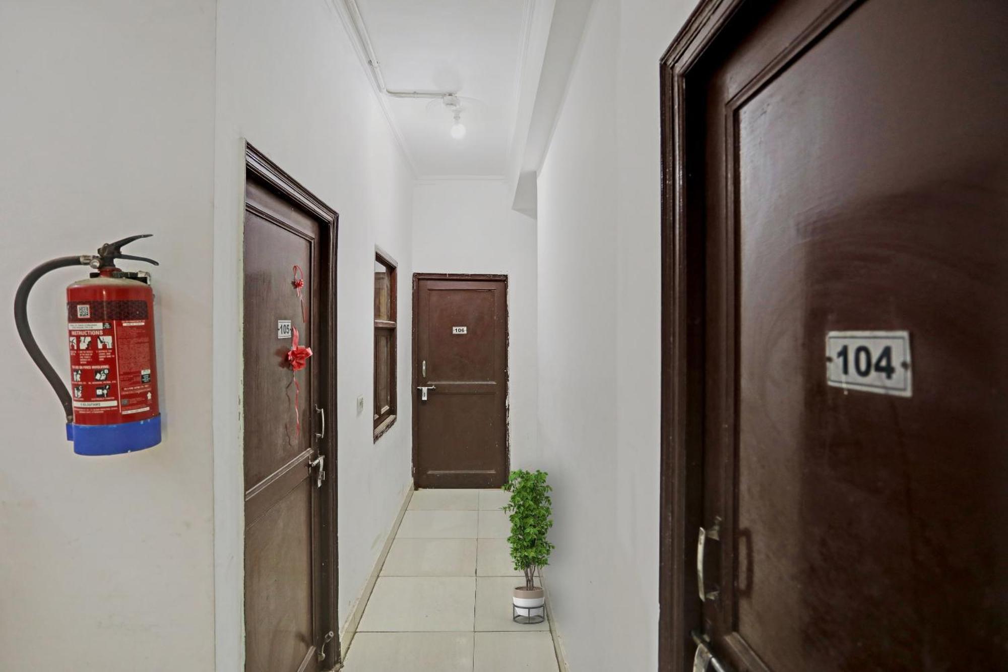 Collection O Mayank Guest House Near Iskcon Temple Noida Kālkāji Devi 외부 사진